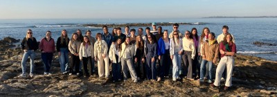 Groupe d'étudiants devant la mer
